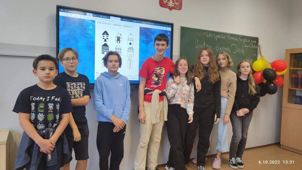 Uczniowie klasy 8b biorący udział w projekcie eTwinning "Unter einem Dach".