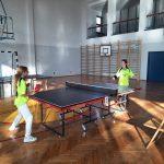 Uczniowie grający w tenisa stołowego