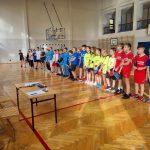 Uczniowie biorący udział w turnieju tenisa