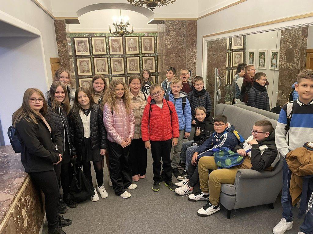 Uczniowie klasy 6a i 6b w teatrze