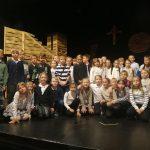 Uczniowie w teatrze