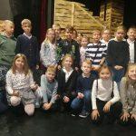 Uczniowie w teatrze