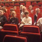 Uczniowie w teatrze