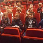 Uczniowie w teatrze