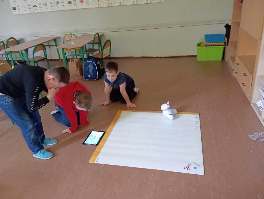 Uczniowie z robotem Photon
