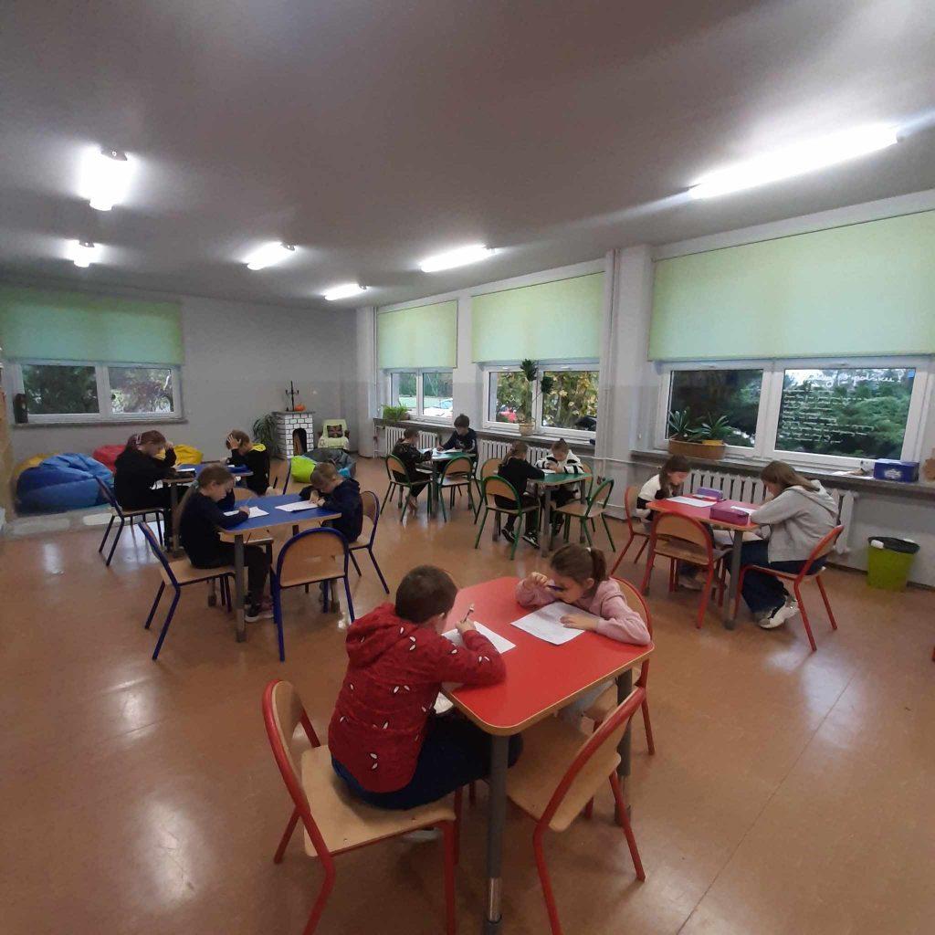 Uczniowie biorący udział w Turnieju o Puchar Szkół
