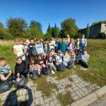 Uczniowie biorący udział w sprzątaniu świata