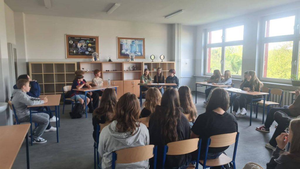Uczniowie biorący udział w debacie