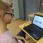 Uczeń klasy 7b w sali komputerowej