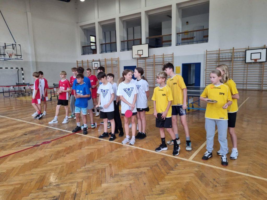 Uczniowie biorący udział w turnieju