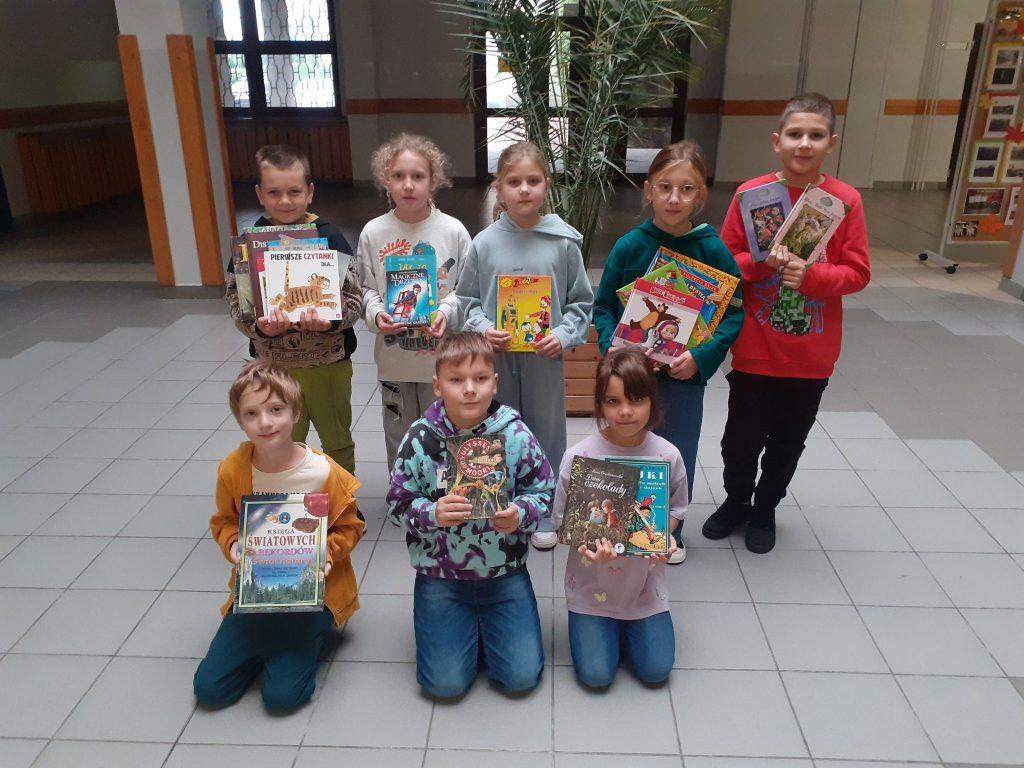 Uczniowie z książkami