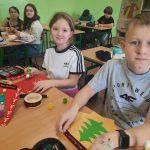 Uczniowie wykonujący kartki świąteczne
