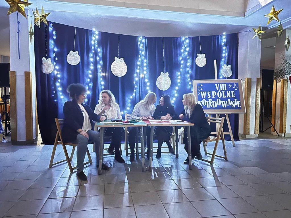 Grono pedagogiczne występujące na apelu