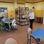 Uczniowie w bibliotece