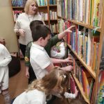 Uczniowie w bibliotece