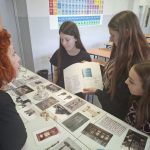 Uczniowie klas szóstych realizujący projekt