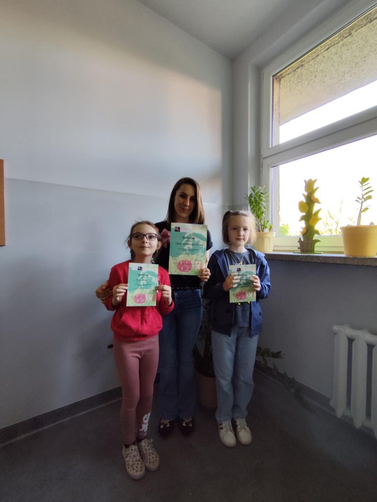 Pani Dagmara Cyplińska-Góral z uczennicami