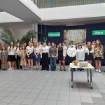 Uczniowie klas 6 występujący na apelu