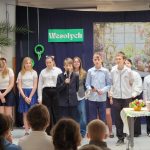 Uczniowie klas 6 występujący na apelu
