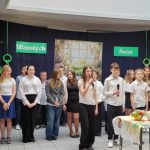 Uczniowie klas 6 występujący na apelu