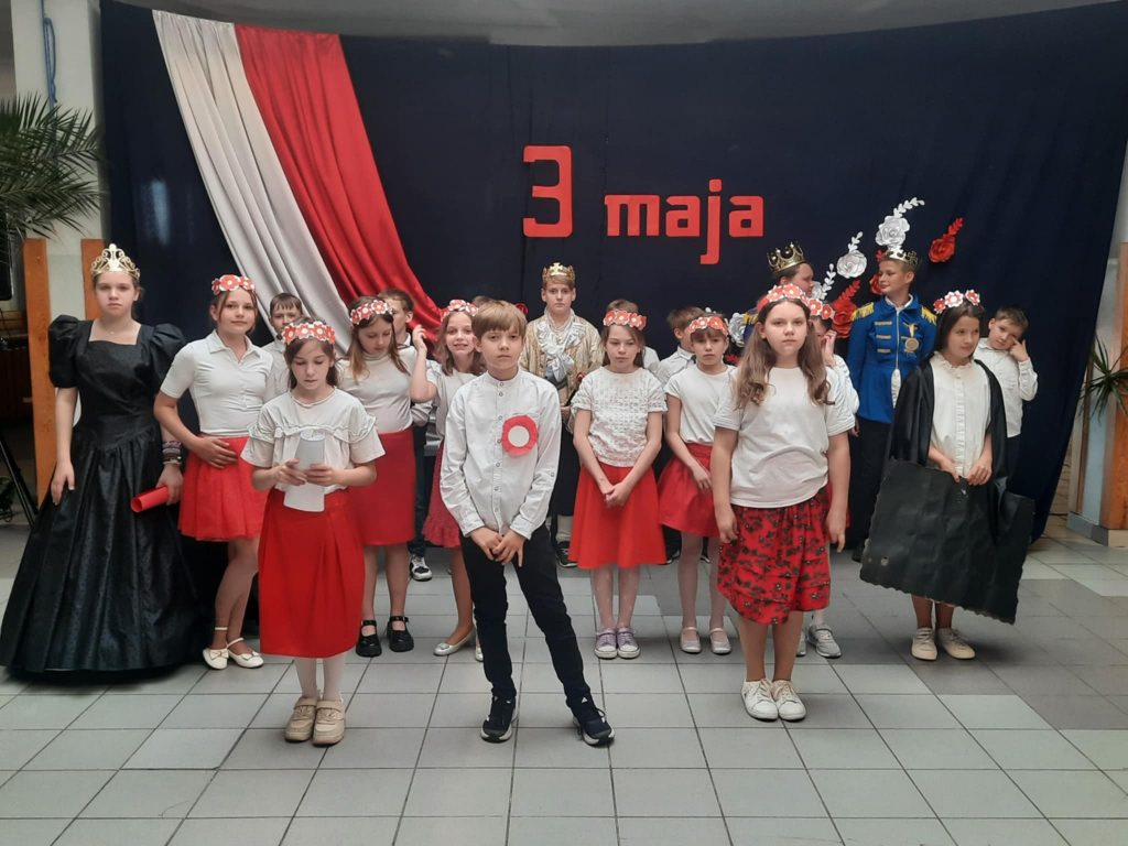 Uczniowie występujący na apelu