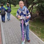 Uczennica na hulajnodze