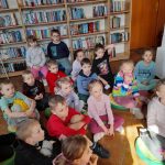Uczniowie w bibliotece