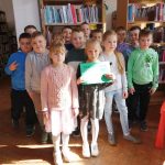Uczniowie w bibliotece