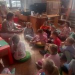 Uczniowie w bibliotece