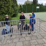 Uczniowie z rowerami