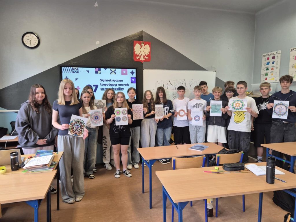 Uczniowie z wykonanymi pracami