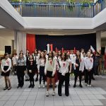 Uczniowie występujący na apelu