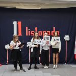 Uczniowie występujący na apelu
