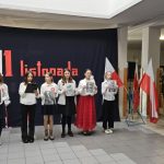 Uczniowie występujący na apelu